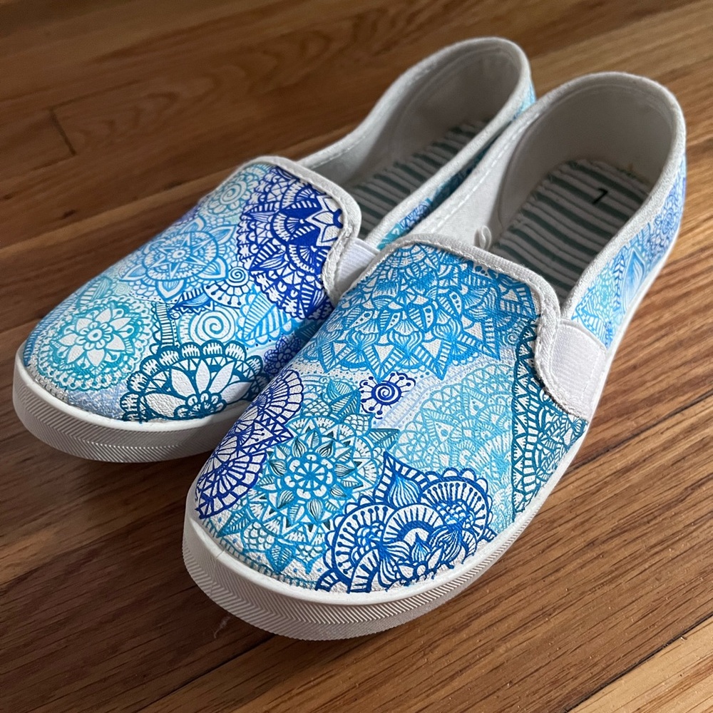 Women’s Handpainted canvas slip on shoes size 7